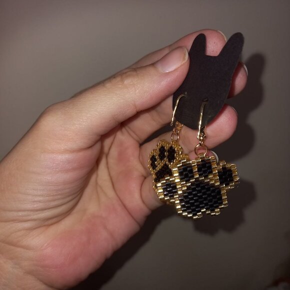 Beaded Paw Print Earrings – 💕 Gift for the pet moms – 18K gold plated hooks - Picture 3 of 6